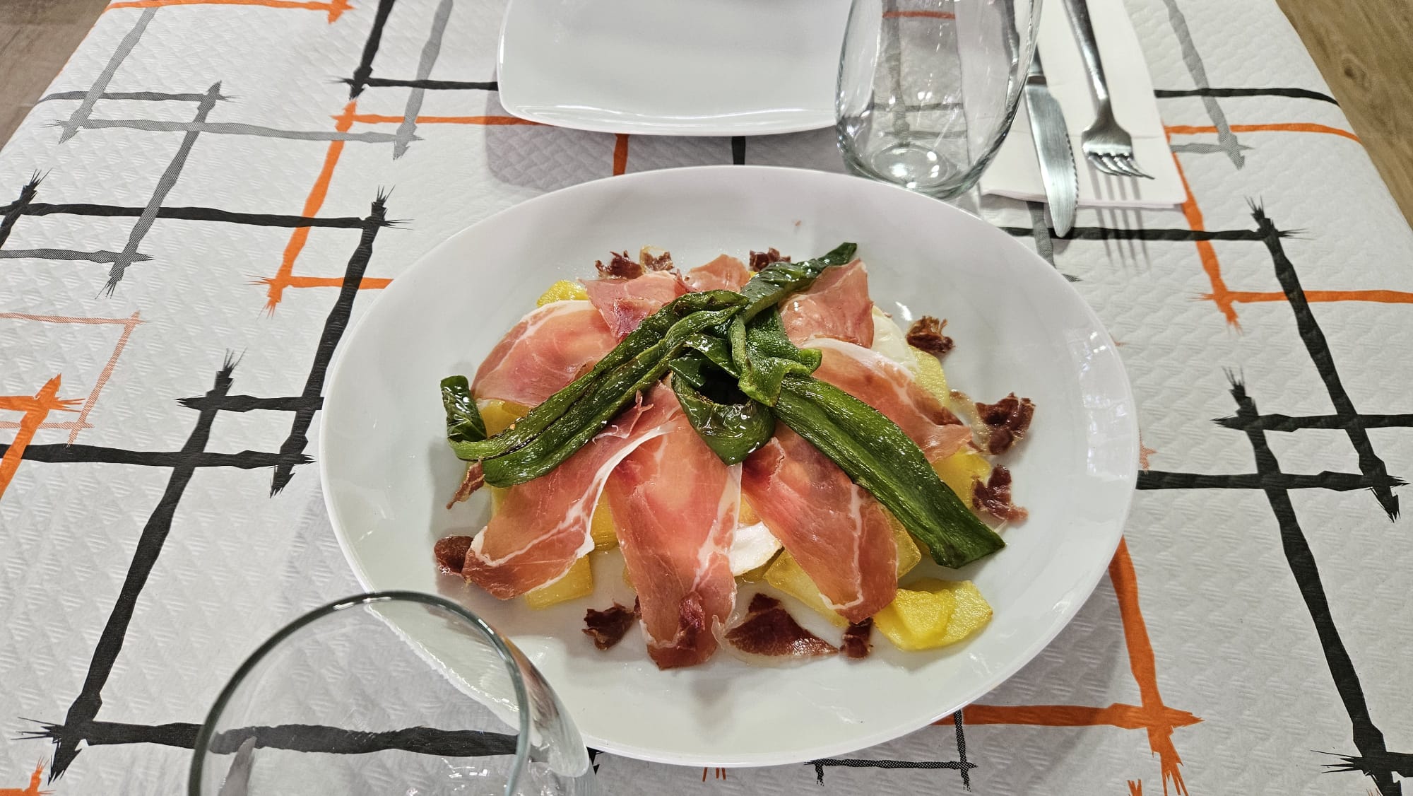 Huevos rotos con jamón