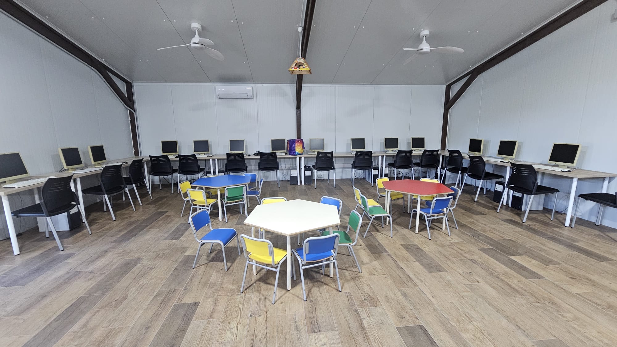 Sala de actividades con ordenadores