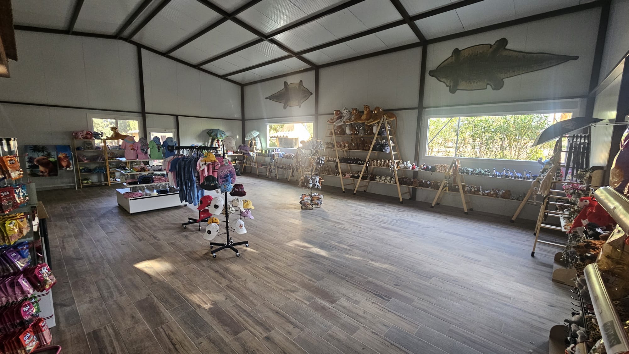 Interior de la tienda con peluches y ropa
